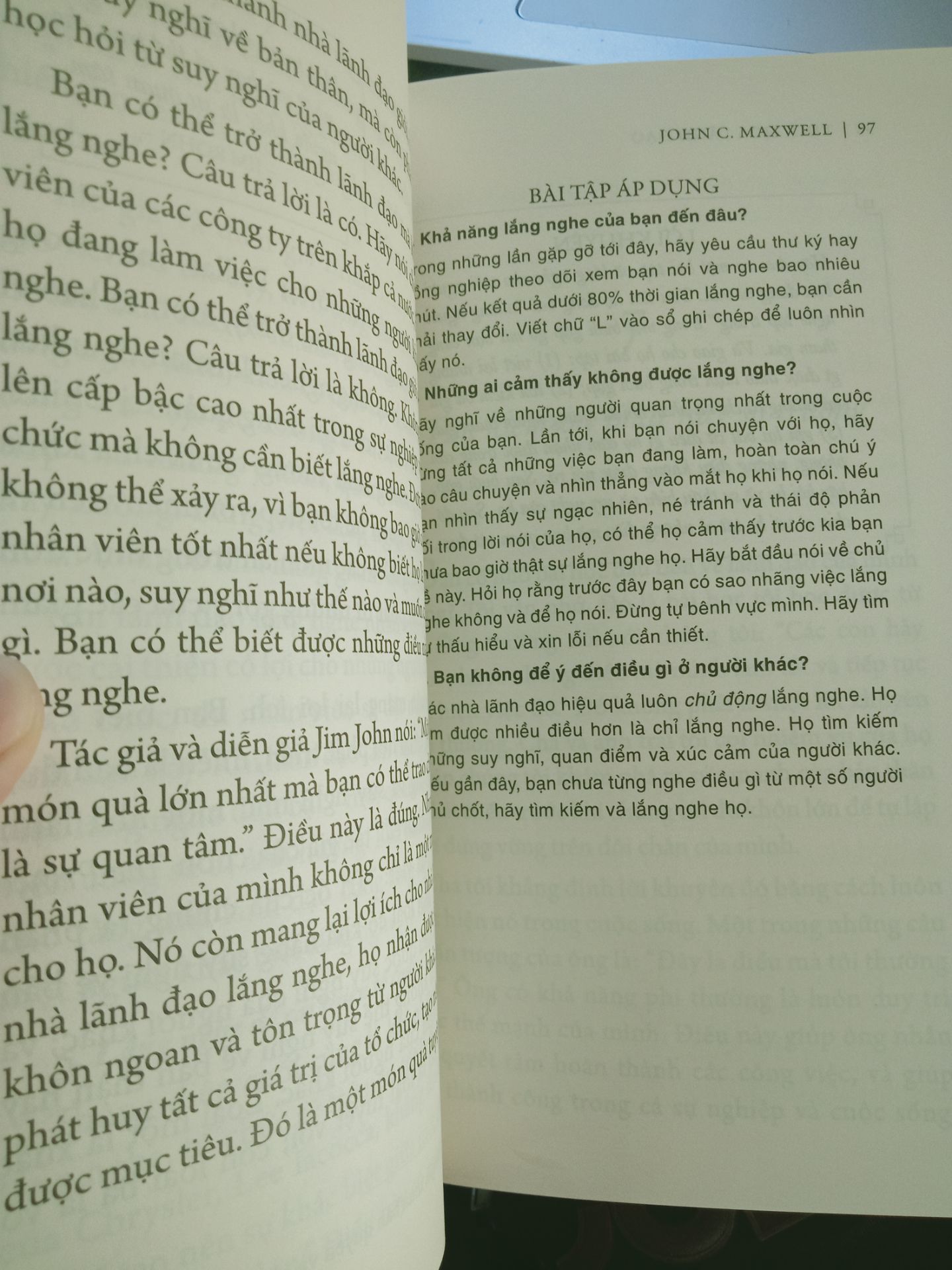 Giao hàng nhanh. Gần 4 ngày là có rồi ^^ . So với cuốn 15 nguyên tắc vàng phát triển bản thân thì cuốn này thiết kế không đẹp bằng. Tuy nhiên mới đọc chương 1 thôi đã bánh cuốn rồi.