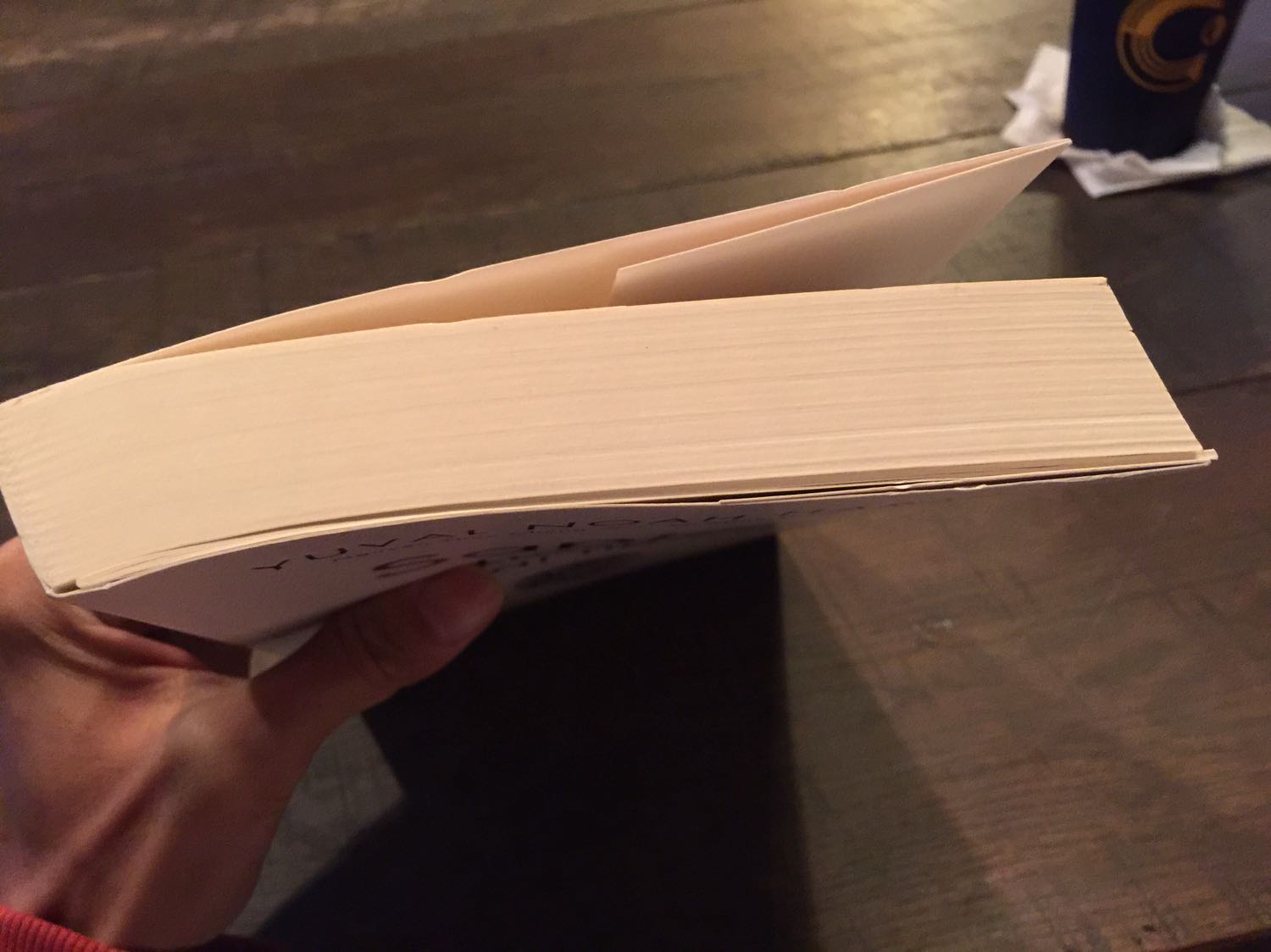 Sách mua giao hàng hơi chậm, do phải đi công tác nên ko kịp mở hàng kiểm tra. Giờ bỏ ra đọc thấy bung gáy một cuốn đầu. Không biết hai cuốn còn lại chất lượng thế nào. Rất thường mua sách trên tiki, nhưng lần này chất lượng kém quá, thực sự mình rất trân trọng sách và giữ rất kỹ, chưa lần nào phản hồi lại tiki trên này, nhưng lần này cảm thấy tiếc nuối gần 200k cho quyển sách có chất lượng tồi thế này. Rất khó chịu!!