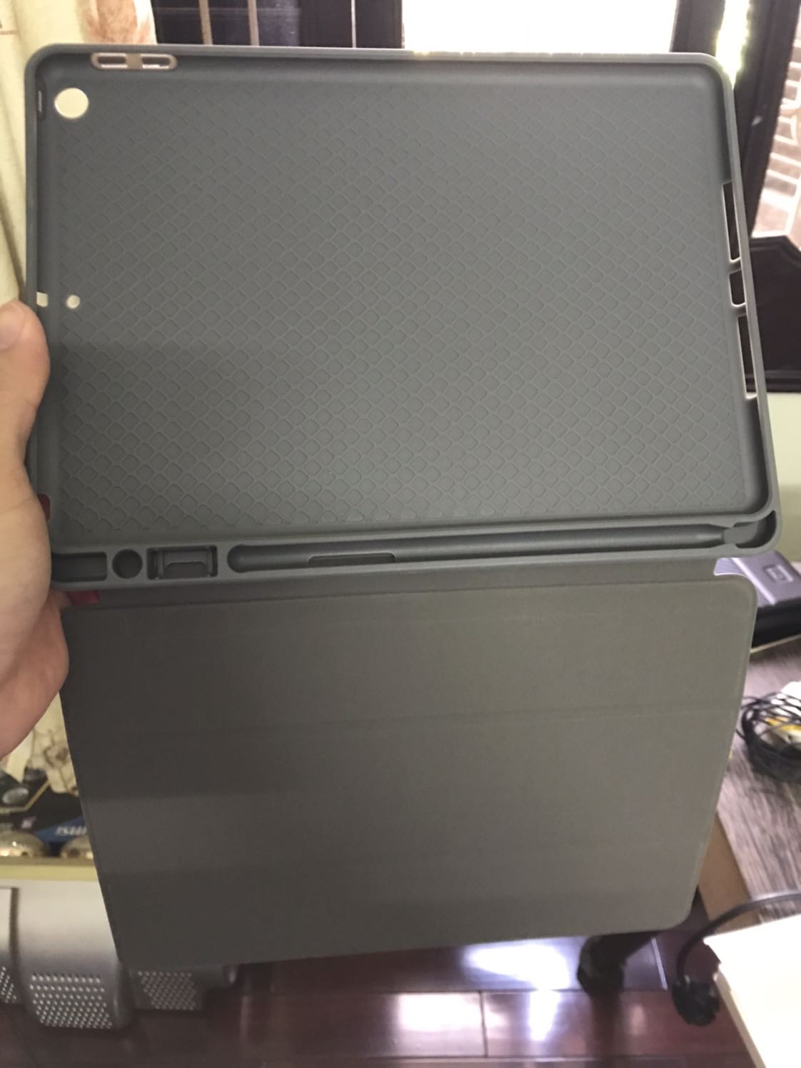 Mình mua cho ipad 9 vì cùng size nên rất vừa lòng. Phần dựng máy lên lúc đầu có thể hơi chưa có nếp gấp lâu nên hơi dễ đổ ra, nhưng gấp mạnh vào là ok. Rất đẹp và màu ưng. Bấm 5 sao cho shop giao hàng nhanh. Khay đựng bút thì chờ mua bút rồi mới trải nghiệm được😅