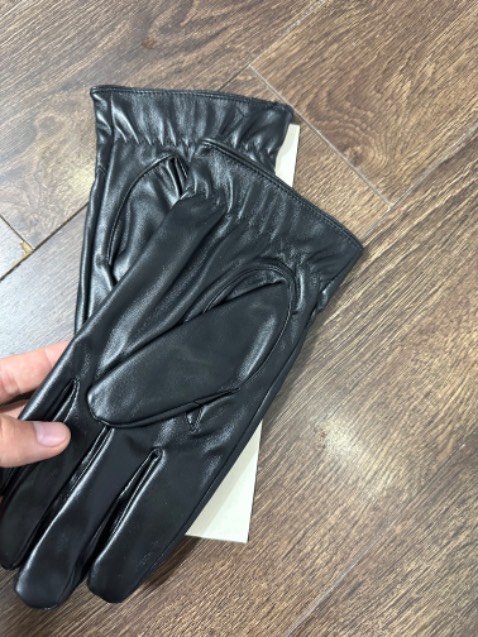 Găng tay đẹp quá. Đeo vào tay rất đẹp, chống nước tốt, đường may đẹp, chất lượng sản phẩm rất tuyệt vời, năm sao cho chất lượng sản phẩm. Shop tư vấn nhiệt tình giao hàng rất nhanh. Mẫu mã rất đẹp 10/10 nhé. Mọi ng nên mua sản phẩm này. Shop rất uy tín