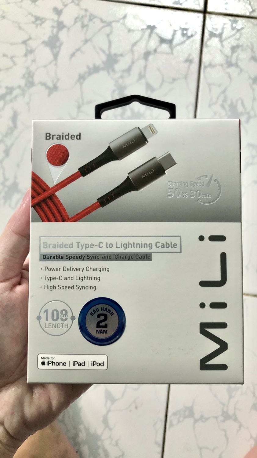 Sản phẩm nguyên seal hộp, giao nhanh chỉ 2 ngày kể từ lúc đặt hàng là nhận được sp. Độ hoàn thiện tốt, sạc nhanh, tiếp xúc với iphone nhẹ và có độ khít tốt. Tuy nhiên, thông tin cáp bảo hành trọn đời nhưng hộp lại để 2 năm, không biết thời hạn bảo hành đúng là bao lâu và nếu phải bảo hành thì cần cung cấp thông tin gì. Cảm nhận đầu tiên là rất hài lòng về sp này.