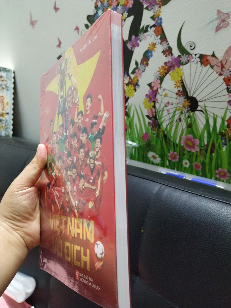 Lúc nhận hàng còn bọc màng co nhìn đã lắm. Lấy ra đọc được vài trang con bé nhà mình làm nhàu trang đầu và gẫy bìa xót cả ruột. Hình thức đẹp trang nào cũng ảnh màu. Mình không thích màu đỏ mà cuốn này toàn đỏ là chính nhưng không hiểu sao nhìn lại rất thích. Chắc vì màu áo tuyển thủ màu cờ tổ quốc. Nội dung thì viết thông tin cơ bản và 1 bài viết về các cầu thủ huấn luyện viên. Chưa có dịp đọc nhưng mình tin qua đây mình hiểu họ nhiều hơn và quý mến họ hơn. Nói chung sách này không thể thiếu đối với những ai mê bóng đá. Mình cũng canh đợt sale 40 đến 50% để mua Thường Châu Tuyết Trắng, U23 những chuyện chưa kể, Trần trụi bóng đá Việt, Tự truyện Lê Công Vinh, Từ Thường Châu tới vô địch AFF cup và giờ cuốn này. Mình mua cuốn này đợt sale giảm giá 45% nên rất thích.