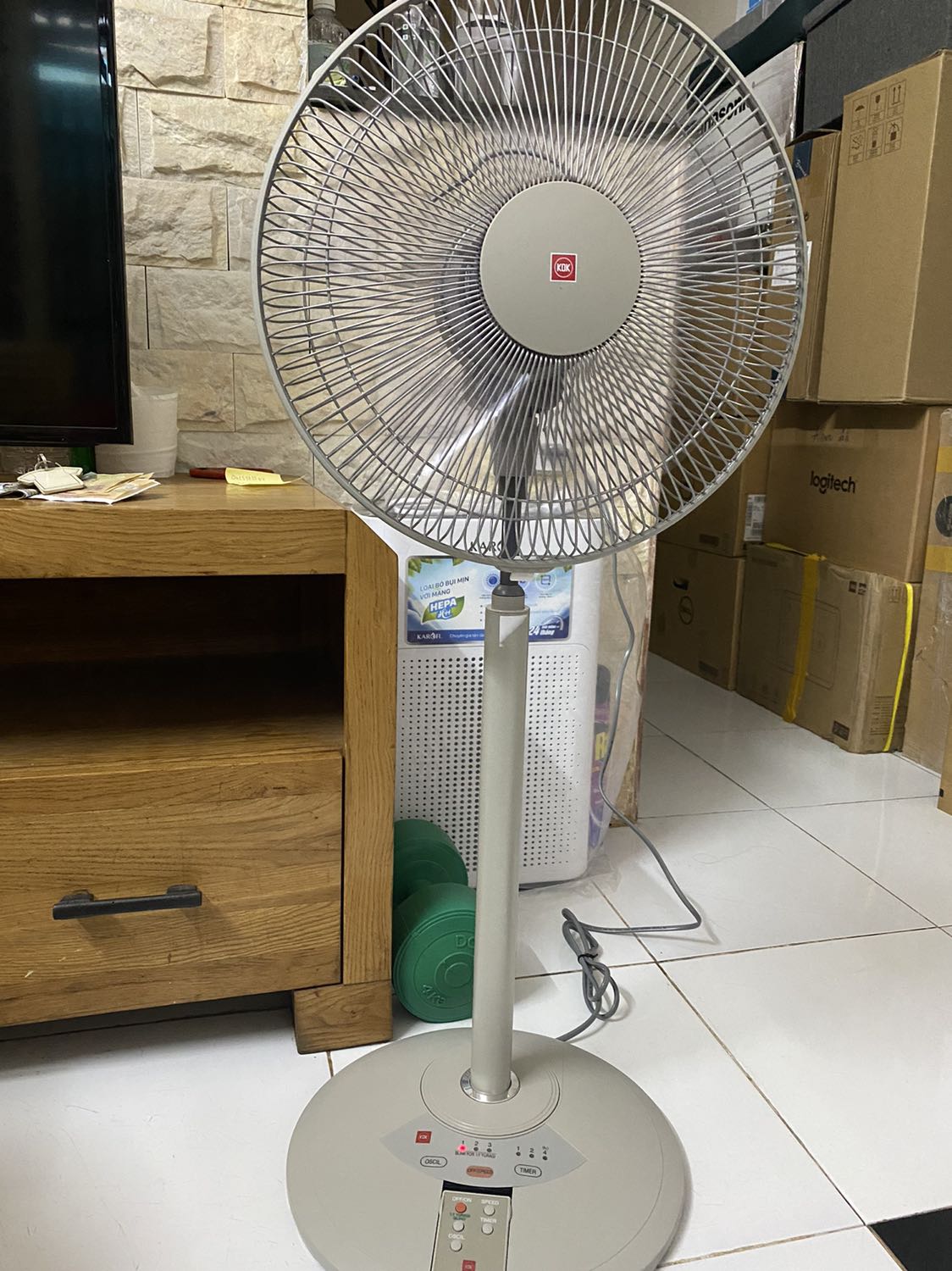 Đắn đo với nhiều hãng khác vì chênh nhau cũng gần 1 triệu. Cuối cùng tin tường Kdk nên chấp nhật giá đắt mà mua luôn:
- Hoàn thiện siêu chắc chắn và đẹp, ko thấy ộp ẹt kiểu nhựa mà thấy cũng hình như ko nhiều nhựa lắm.
- Chạy êm
- Giá thì thôi không bàn, vì thương hiệu rồi
- Nhỏ gọn bỏ phòng khách phòng ngủ đều ồn (với nhà chung cư).
Tương lai sẽ mua thêm 1 cái bỏ phòng ngủ tránh tiếng ồn.