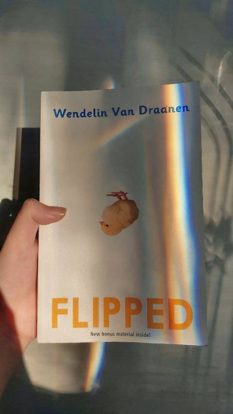 Mình đã quyết định mua cuốn sách này vì mình cực kỳ thích bộ phim chuyển thể cùng tên. Câu chuyện bắt đầu khi gia đình của Bryce chuyển đến làm hàng xóm cạnh nhà Juli. Từ lần đầu tiên gặp mặt, Juli đã thích Bryce, cái nắm tay vô tình và đôi mắt của Bryce đã khiến Juli say đắm. Nhưng Bryce thì không có cảm giác tương tự, cậu sợ và né tránh Juli trong suốt nhiều năm liền. Tâm hồn của Juli cực kỳ hồn nhiên và đẹp đẽ, Juli rất thích cây sycamore, cô bé thường trèo lên cây và ngắm nhìn quang cảnh xung quanh, cô cũng thường trèo lên cây vào mỗi buổi sáng để thông báo rằng xe buýt sắp đến. Một ngày kia, khi cái cây sắp bị người ta chặt đi, Juli cầu xin Bryce và các bạn hãy trèo lên cây với cô, vì họ sẽ không chặt cây nếu có người trên đó. Nhưng không một ai, không một ai lắng nghe lời cầu xin của Juli. Cái cây bị chặt đi, và trái tim Juli vỡ vụn. Cô bé cũng rất giỏi trong việc nuôi gà và thu hoạch trứng, cô kiếm được ít tiền từ việc bán trứng cho những người hàng xóm, cô bé đã đem tặng gia đình Bryce những quả trứng to tròn. Juli đã đem trứng cho Bryce đều đặn, cô bé rất vui vì Bryce đứng chờ cô ở cửa chỉ để nhận trứng và nói cảm ơn, hẹn gặp ở trường. Nhưng Bryce đã làm một điều tổn thương Juli, cậu đã ném những quả trứng vào thùng rác vì sân vườn nhà Juli bẩn và cha của cậu sợ  những quả trứng bị nhiễm khuẩn salmonella. Cậu không đủ can đảm để nói với Juli, vì vậy cậu quyết định nhận trứng và ném chúng đi. Không chỉ vậy, Bryce còn vô tình làm tổn thương Juli khi nói về người chú của Juli với cậu bạn thân Garrett ở thư viện. Juli đã hoàn toàn thất vọng về Bryce. Ở buổi đấu giá từ thiện của trường, Juli đã chọn một cậu bé khác thay vì Bryce, khiến Bryce cảm thấy khó chịu và bắt đầu ghen. Cậu đã kéo tay Juli nói chuyện, và gần như suýt hôn cô bé, Juli đẩy Bryce ra và bỏ chạy. Ngay lúc đó, Bryce biết cậu đã thích Juli, một cú lật ngược hoàn toàn. 
Cuốn sách được kể với góc nhìn của Juli và Bryce, từ lần đầu họ gặp gỡ đến khi lớn lên. Juli cho rằng Bryce chính là định mệnh của cô, là nụ hôn đầu của cô, cô bé đã thích Bryce nhiều năm liền. Bryce thì luôn sợ Juli, cậu luôn tìm cách tránh né và mong muốn thoát khỏi Juli. Nhưng rồi Bryce đã thích Juli từ lúc nào không hay. Mình cực kỳ thích cuốn sách này, nó mang lại cho mình cảm giác nhẹ nhàng, dễ thương. Nếu bạn ngại đọc sách thì có thể xem bộ phim chuyển thể cùng tên, phim cũng cực kỳ dễ thương luôn ấy.