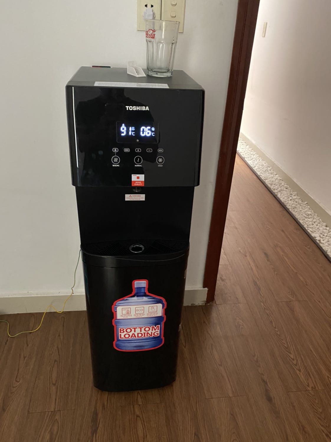 Hình thức đẹp, tiện dụng và không ồn như các bác phản hồi thậm chí rất êm, tiếng ồn phát ra từ cục hút nước chứ ko phải từ block và thời gian cũng rất ngắn. Mình dùng qua midea và alaska phải nói là như máy cày, tiếng ông phát ra từ block và chỉ hết sau khi làm lạnh.

Nhược điểm là tiếng kêu tít tít bị rè, các nút phản hồi chậm, nút mở khoá hơi chập cheng phải giữ khá lâu khoảng 5 giây.