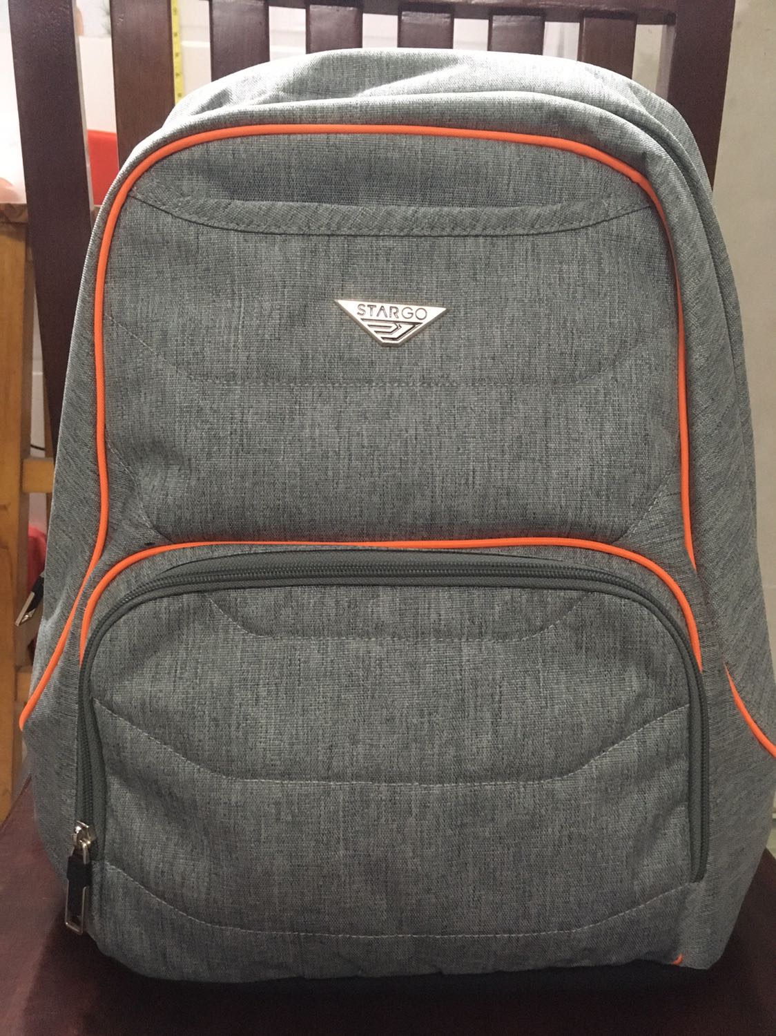 Thực tế ba lô màu xám xanh,không phải xám trắng như web.
Vải tương đối dày..
Ba lô nhỏ vừa, phù hợp hs cấp 1.
Và hs cấp 2 dùng đi học thêm