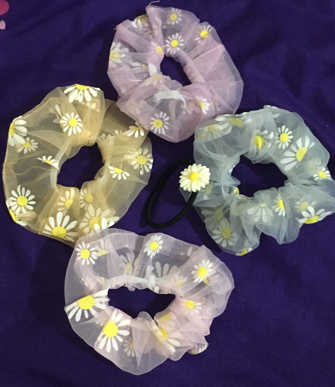 Giá rất rẻ và chất lượng ổn áp cho 4 em scunchies đơn giản. Đặc biệt là shop còn tặng thêm 1 dây buộc màu đen nữa.