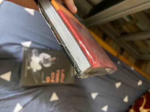 1 sao cho dịch vụ shop chứ không phải cho nội dung. Mua 3 quyển sách bìa cứng từ Thành phố Hồ Chí Minh ra Hanoi mà không bọc chống sốc hay đóng gói mút sốp. Tiki Hẹn giao ngày 28/1 thì 29/1 giao làm nhỡ việc người nhận. Sách rách phần bìa bên trong, nhiều trang chữ in mờ mất nét, quyển Liêu trai thì in xoắn sít khít hết trang giấy rất khó đọc (lỗi nội quan), lỗi ngoại quan bìa móp méo, méo góc cong bìa nhìn như quyển sách cũ bán hạ giá ngoài shop truyện cũ. Mua sale 50% nên không đòi hỏi gì hơn, mình mà khó tính sẽ đòi đổi cho bằng được rồi. Nhưng 1 phần vận chuyển xa mất thời gian nhắn tin, mất thời gian vật lực tiền bạc vận chuyển, rồi cũng sắp Tết rồi! Nếu shop bán hàng có tâm ngay ban đầu suy nghĩ những rề rà phiền toái phức tạp nếu làm ăn hời hợt thì chẳng ra cớ sự này. Tất cả các bên đều mất tiền bạc, thời gian, chi phí phát sinh, gánh nặng chỉ vì không cẩn thận, trân trọng đóng gói và kiểm tra sản phẩm thật kỹ trước khi giao hàng.