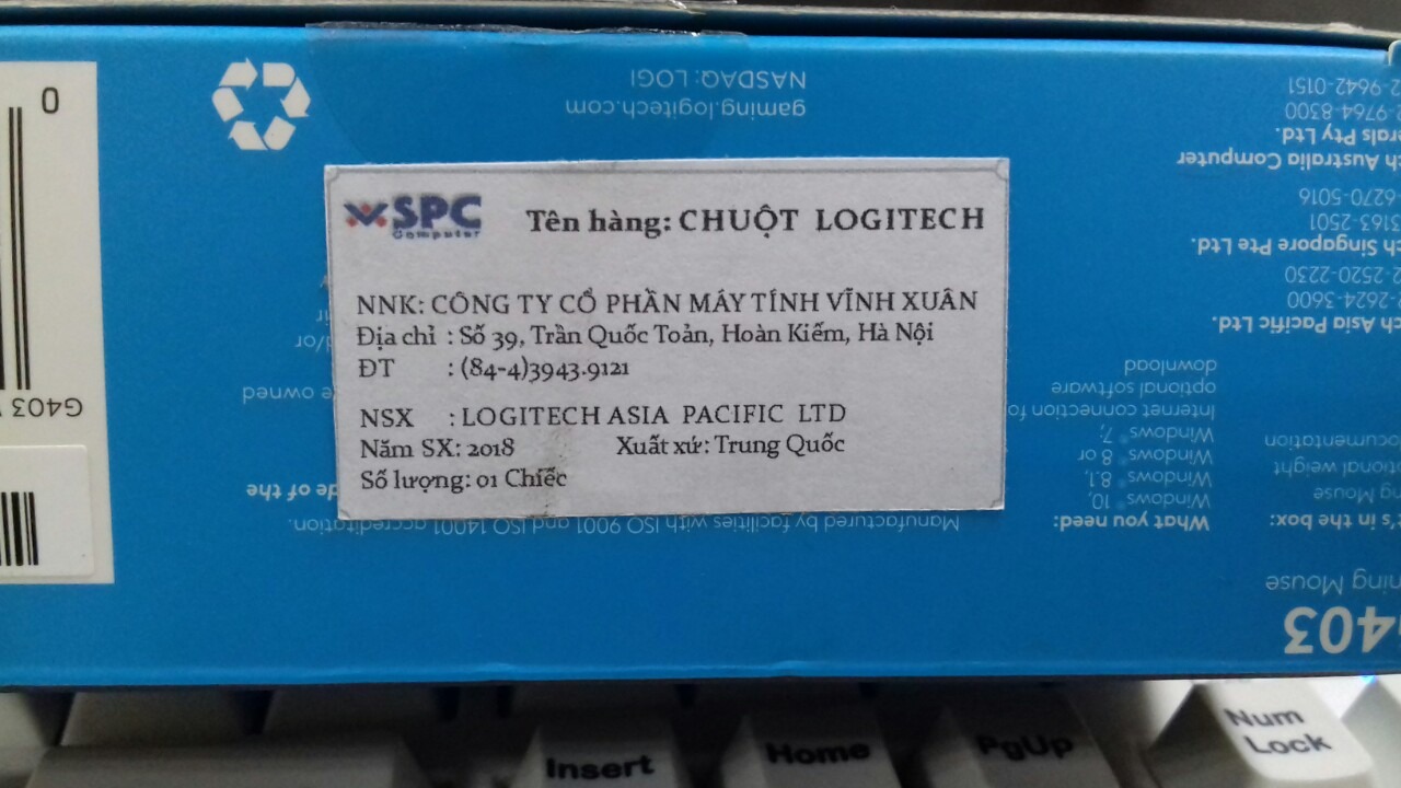 Mình vừa nhận được chuột G403 wireless sáng nay, mình order của Tiki Trading ngày 20/07/2018. 
Ngoại quan chuột còn mới. Hộp có tem của nhà phân phối, seal trên còn nguyên, seal dưới được cắt để dán tem lên chuột. Cắm vào máy tính chuột nhận, và dùng rất tốt.
Có điều là chuột bảo hàng chính hãng nhưng mình không thấy tem của Digiworld ở mặt dưới chuột, mà lại là tem của cty Vĩnh Xuân (Hà Nội) là sao nhỉ !? 
Riêng tem của Vĩnh Xuân thì để ngày tháng mua hàng của mình là tháng 4/2018, đâu có đúng, mình mua tháng 7/2018 mà.
Với lại trên Tem chuột hay trên vỏ hộp, cũng như hóa đơn mua hàng mình tìm hoài thì cũng không thấy có chỗ nào ghi thời gian bảo hành 24 tháng cả.
Hơn nữa Serial Number của chuột và hộp không trùng nhau. Mình vừa nhận được chuột G403 wireless sáng nay, mình order của Tiki Trading ngày 20/07/2018. 
Ngoại quan chuột còn mới. Hộp có tem của nhà phân phối, seal trên còn nguyên, seal dưới được cắt để dán tem lên chuột. Cắm vào máy tính chuột nhận, và dùng rất tốt.
Có điều là chuột bảo hàng chính hãng nhưng mình không thấy tem của Digiworld ở mặt dưới chuột, mà lại là tem của cty Vĩnh Xuân (Hà Nội) là sao nhỉ !? 
Riêng tem của Vĩnh Xuân thì để ngày tháng mua hàng của mình là tháng 4/2018, đâu có đúng, mình mua tháng 7/2018 mà.
Với lại trên Tem chuột hay trên vỏ hộp, cũng như hóa đơn mua hàng mình tìm hoài thì cũng không thấy có chỗ nào ghi thời gian bảo hành 24 tháng cả.
Hơn nữa Serial Number của chuột và hộp không trùng nhau.