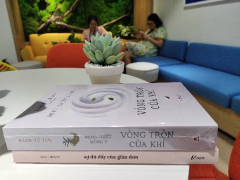 Tác phẩm khá dầy và rất nhiều kiến thức bổ ích của Đông y cho trẻ nhỏ và người lớn. Mình rất hài lòng vì chọn được cuốn sách hay xuất sắc thế này, sàch vừa ra mắt được mấy ngày là mình phải có ngay trong tủ sách yêu thích.