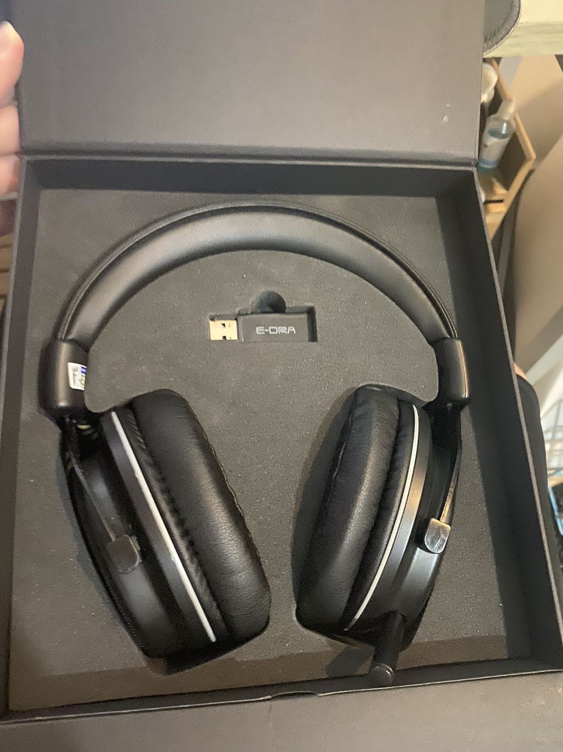 Chất âm ok. 
Thời lượng pin 4-5h hơi kém so với mong đợi cho 1 con ko dây ko Led.
Mic thu tiếng bé