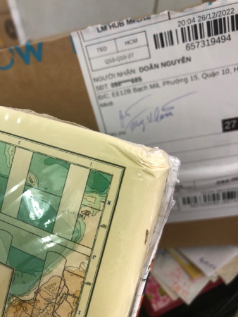 Vừa mua combo 2c này xong, mở ra thì góc gáy dập nát thế này, vậy mà cũng giao cho khách được, bán hàng quá ẩu vậy Tiki :(