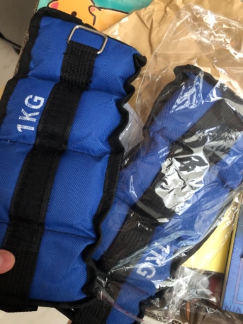 Chỉ có 1 quai gài chứ ko phải 2 quai như trên hình, các hạt bên trong đc may cố định chứ ko tháo ra thay đổi cân nặng đc. Tóm lại giá rẻ thì cũng ko đòi hòi gì nhiều. Đeo vào chân vẫn chắc chắn.