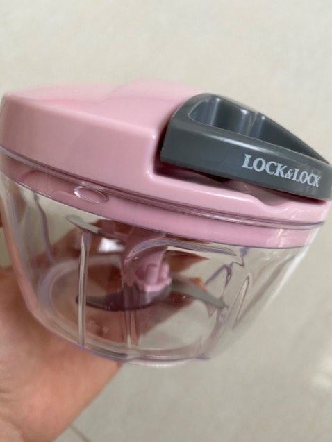 Dụng cụ cầm vừa tay, rất dễ sử dụng. Tưởng lưỡi cắt ko bén ai dè bén ko tưởng, phải hết sức cẩn thận khi sử dụng và vệ sinh. Mình đã thử xay trái cây, tỏi ớt cũng rất tiện lợi và nhanh chóng. Vệ sinh cũng dễ và nhanh. 1 sản phẩm rất hữu ích cho mọi nhà.