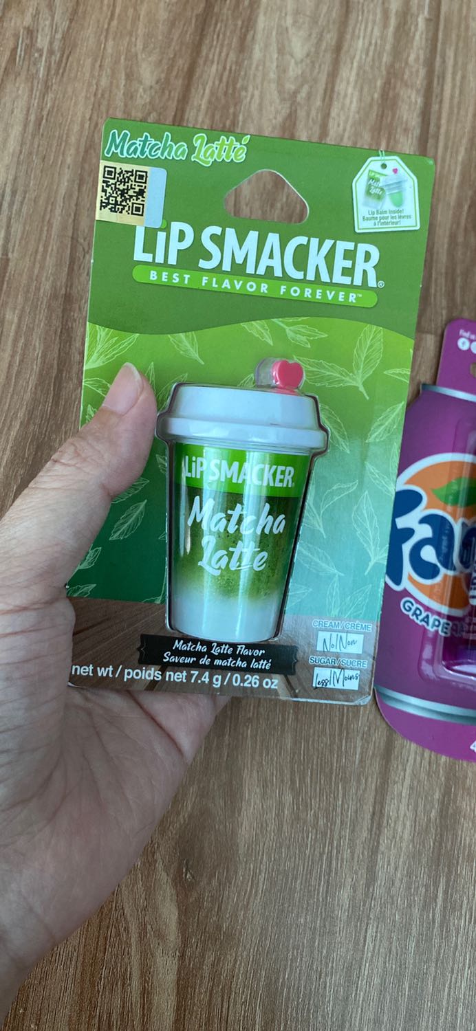 Kiểu dáng rất dễ thương, nhỏ nhắn, chưa sử dụng nên chưa đánh giá được chất lượng nhưng nhìn thì thấy rất iu, còn được tặng kèm son dưỡng ? vị fanta nữa.