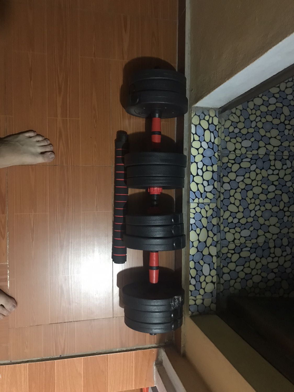 Giao hàng nhanh.
Tạ cân thực tế k đủ 20kg 
Lắp nặng nhất cũng chỉ được 11kg 1 bên, k hơn tạ tay mấy 
Lắp ghép thêm thanh giữa phải dùng cẩn thận không là sẽ gãy ren nhựa.
Tạm ổn.