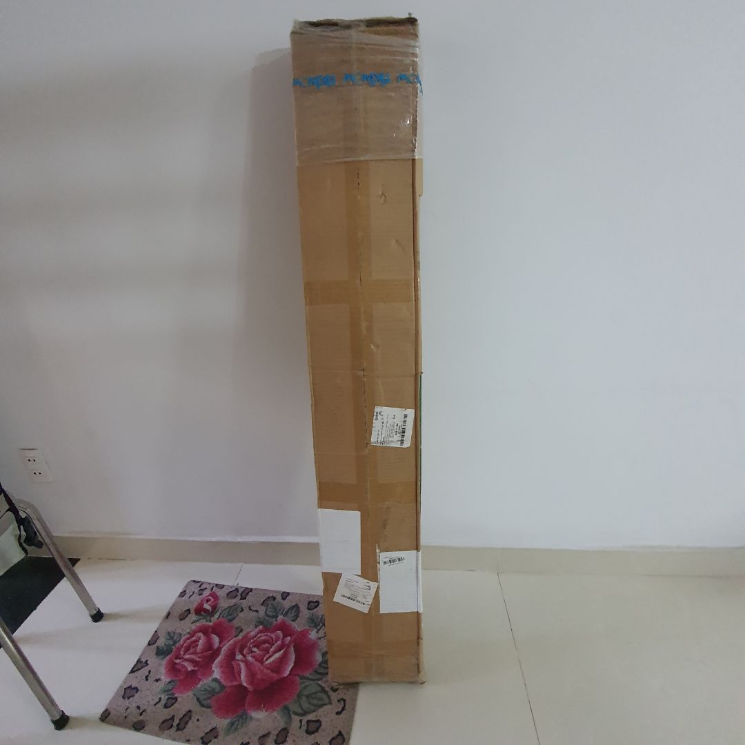 trừ tờ hướng dẫn phi logic ra thì mọi thứ đều tốt. gỗ đẹp, không bụi, không dơ. 
-nên dùng mắt bắt vít để làm nhanh hơn
-nên sắp ra toàn bộ các mảnh trên mặt đất và hình dung các lỗ sẽ sắp theo hướng nào trước khi bắt đầu
-nên bắt miếng chặn nhỏ vô miếng đáy ca s tầng trc r hãy bắt đáy vào xương sống (hình số 3)
Chúc mn DIY vui vẻ. ^^