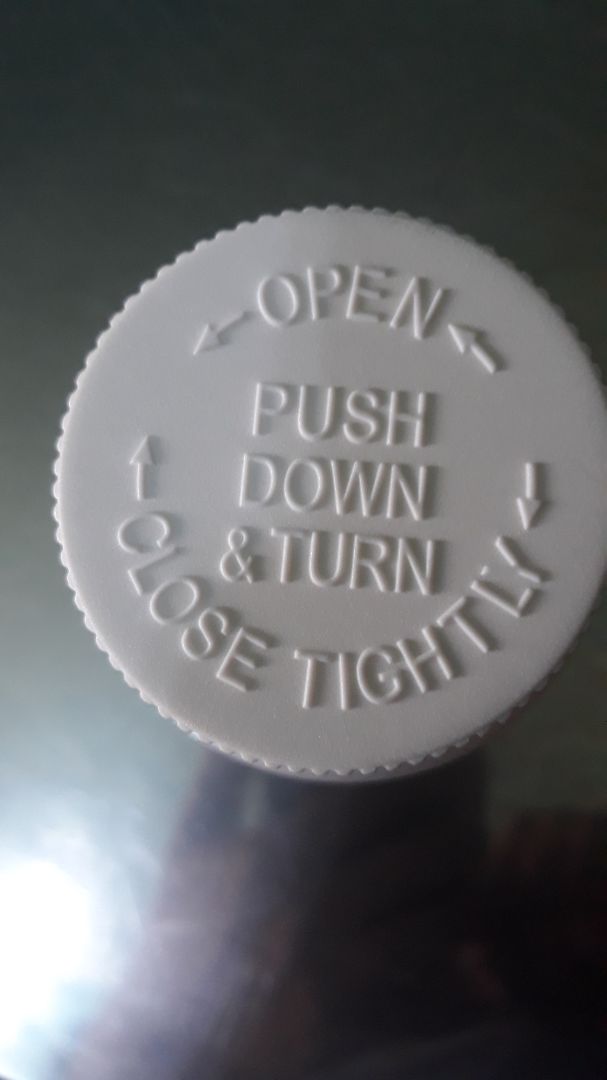 Giao hàng cực nhanh.Thank TiKi
Nhưng sp giống hoàn toàn cả tem.Nhưng riêng nắp hộp là kg giống mình có sử dụng ở nhà thuốc nhiều hộp rồi ,tuy hộp này là kg giống.Mấy hộp trước m mua cửa hàng chính hảng  nắp vặn răng 2 lớp.Riêng hộp này chỉ 1 lớp