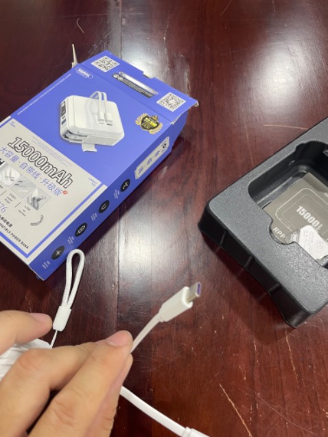 Chào Shop, vui lòng đổi cho tôi cục sạc khác. Tôi mua 3 cục. Nhưng hư 1 cục trắng. Cắm đầu type C không xạc được.