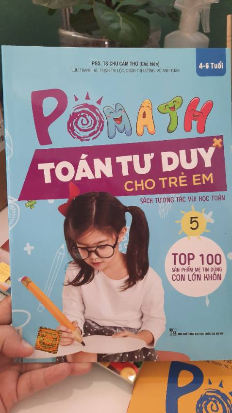 Tập 5 của bộ 6 cuốn PoMath - Toán tư duy này tiếp tục mở rộng phạm vi tư duy của trẻ tới thêm bớt ở phạm vi 20, hướng dẫn trẻ làm quen ban đầu với phép chia, số chẵn và số lẻ. Phần ứng dụng của sách cũng rất thân quen và phù hợp: từ đánh số nhà, mua vé xem phim đến chơi trò chơi truy tìm kho báu.
Cuối sáng có chương cho cha mẹ kiểm tra lại kiến thức của trẻ. Đây là một bộ sách nên mua để cha mẹ giúp trẻ làm quen với tư duy logic và ứng dụng của Toán học vào đời sống.