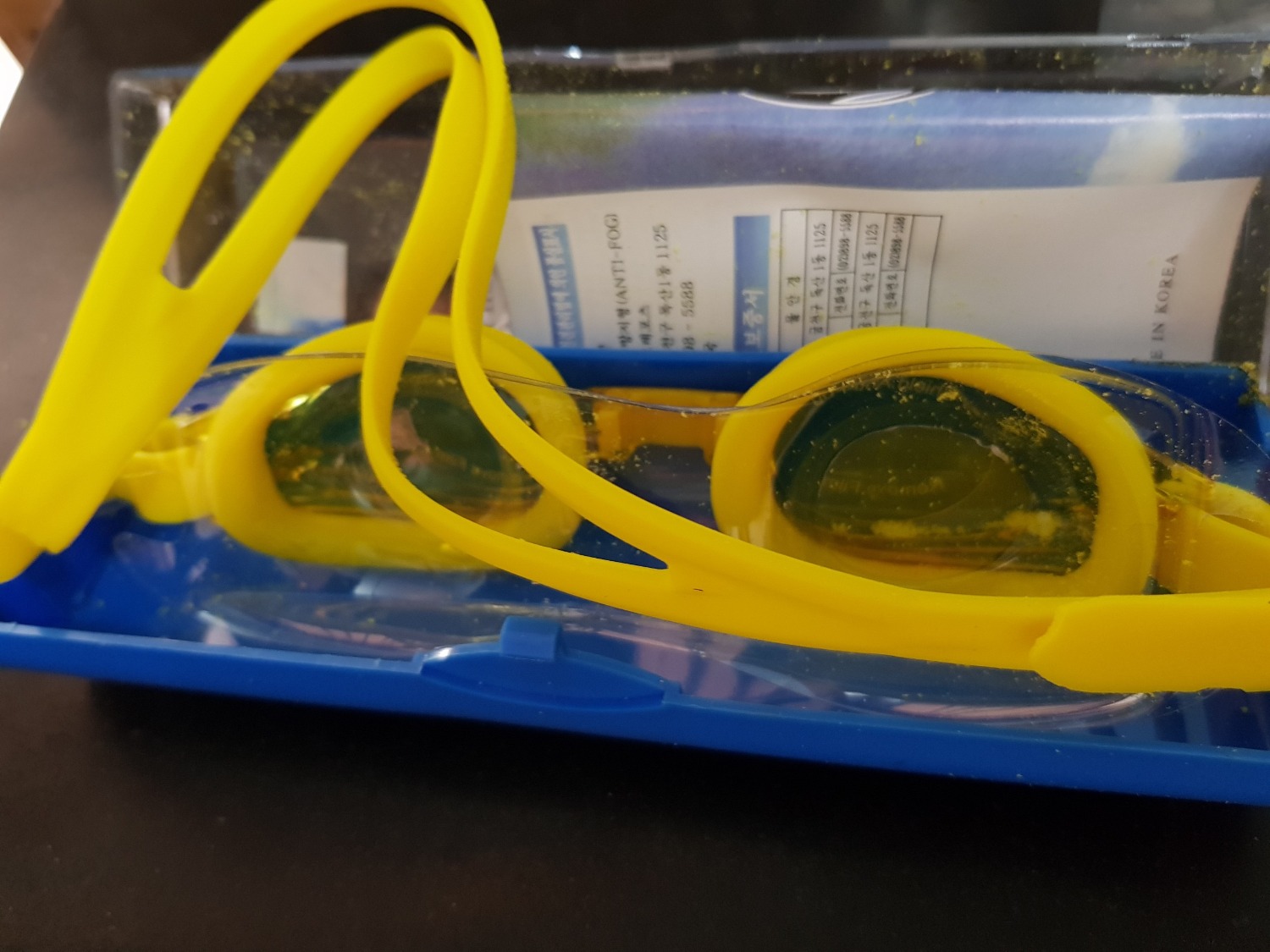 Sản phẩm giao như bị mọt ăn dính đầy trong hộp kính. Đồ cho em bé nên hơi thất vọng