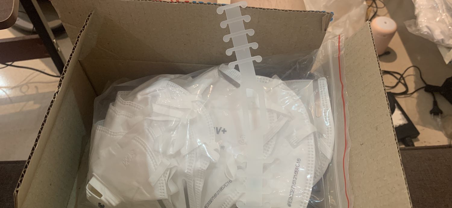 - Sản phẩm không được niêm phong từng cái mà nhồi vào trong bọc nilong không có nhãn mác , không niêm phong như hàng trôi nỗi không rõ xuất xứ ngoài đường. Không có gì đảm bảo sản phẩm bảo vệ sức khoẻ dùng hằng ngày này được giữ vệ sinh tốt từ lưc sản xuất đến khi đóng gói rồi bàn giao cho khách hàng. ( rất không tin tưởng đây là sản phẩm thật bán với giá 30k/1 cái)
- NSX chỉ cho 1 cái day đeo hỗ trợ chống đau tai nếu nhà có 2 người muốn sử dụng cùng lúc thì coi như vẫn phải chịu đau tai. 
TIKI kiểm tra và phản hồi lại cho người tiêu dùng tránh trường hợp tiếp tay cho hàng giả hàng nhái ảnh hưởng đến uy tín công ty.