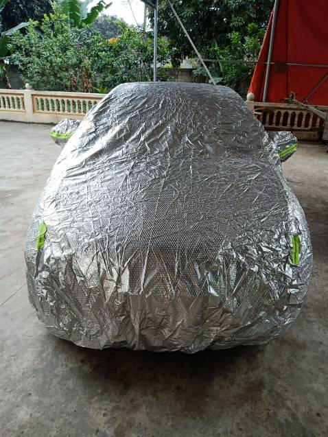 Nhận sản phẩm khá là nặng, chắc tay. Mình thấy nặng gấp đôi cái loại mua lần cũ, hình như khoảng 2,8kg gì đó. Bạt có lớp tráng bạc bên ngoài trông sáng bóng, bên trong có lớp bông trần tuy hơi mỏng nhưng có khả năng tránh xước xe nên xe Lexus hay Camry. Tùy theo đợt hàng lần trước mình mua thì có dây dù đen xiết chặt để buộc bạt vào bánh xe, tránh gió thổi, lần này có dây thép để xiết. 
Thư ngỏ rõ ràng, lịch sự, văn minh và rất chuyên nghiệp, định không đánh giá đâu nhưng vì thư ngỏ nên sẽ đánh giá cho shop này vì sự tiếp thu. Đại ý là nếu có vấn đê gì thì đừng đánh giá xấu vội, mà hãy lien hệ *** để họ bảo hành cho. Đây là ý tưởng hay vì dù gì 1 shop cũng nhiều sp không thể nào chỉn chu chuẩn hết đc! Cho 9.5 điểm nhá!!!
Giao hàng trong thời gian dự kiến, thông báo chuẩn, có điều shipper hối hơi nhiều, nhưng thôi không đánh giá về họ! vì ko liên quan nhiều lắm tới sp