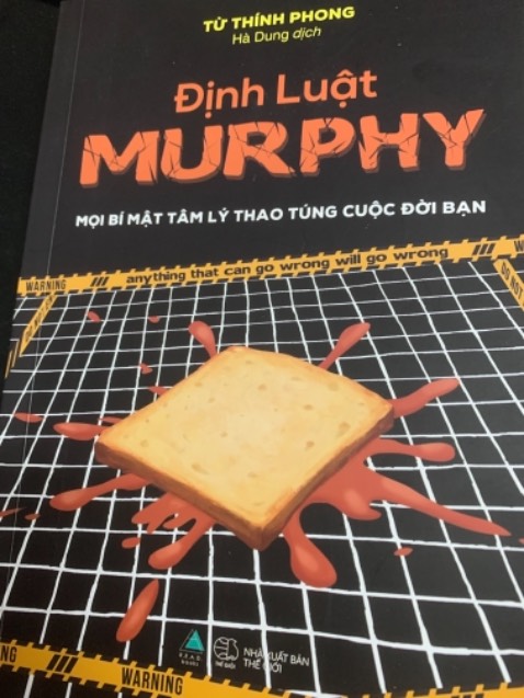 / Thật sự rất mong đợi cuốn sách này. Những cuốn sách về tâm lý học trc kia mình đọc cũng đề cập tới định luật Murphy nhưng chỉ thoáng qua. Hnay có dịp đọc và tìm hiểu kỹ mình cảm thấy rất hay. Những khái niệm trong sách đề cập đc giải thích rõ ràng và cho ví dụ cụ thể và dễ hiểu và sau khi kết thúc sẽ có phần tóm tắt.
Tiki giao hàng nhanh và sản phẩm mới. Mình rất hài lòng.