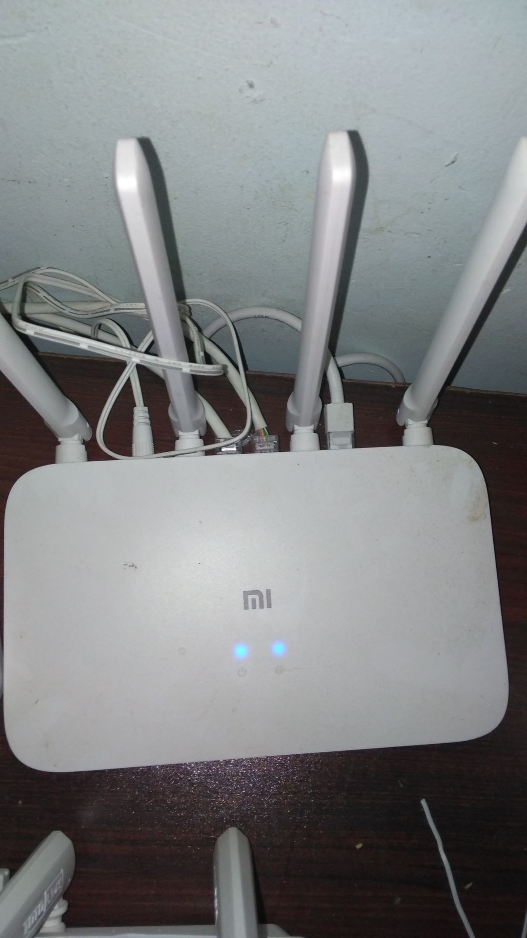 dùng còn cùi bắp hơn con xiaomi gen 4a nữa, mình mua dùng để chơi game liên quân, pubg mặc dù chỉ 1 cái ipad sử dụng nhưng mạng chập chờn ko thể nào chơi dc, còn nếu dùng adroi thì mỗi lần kết nối đều bắt đăng nhập vào modem vẫn ko có mạng. vậy nên mình khuyên nếu ai có ý định mua con này về chiến game thì dẹp đi nha. nếu để lướt wep, *** sương sương thì dc. lỡ *** rồi nên để lướt *** chơi vậy.