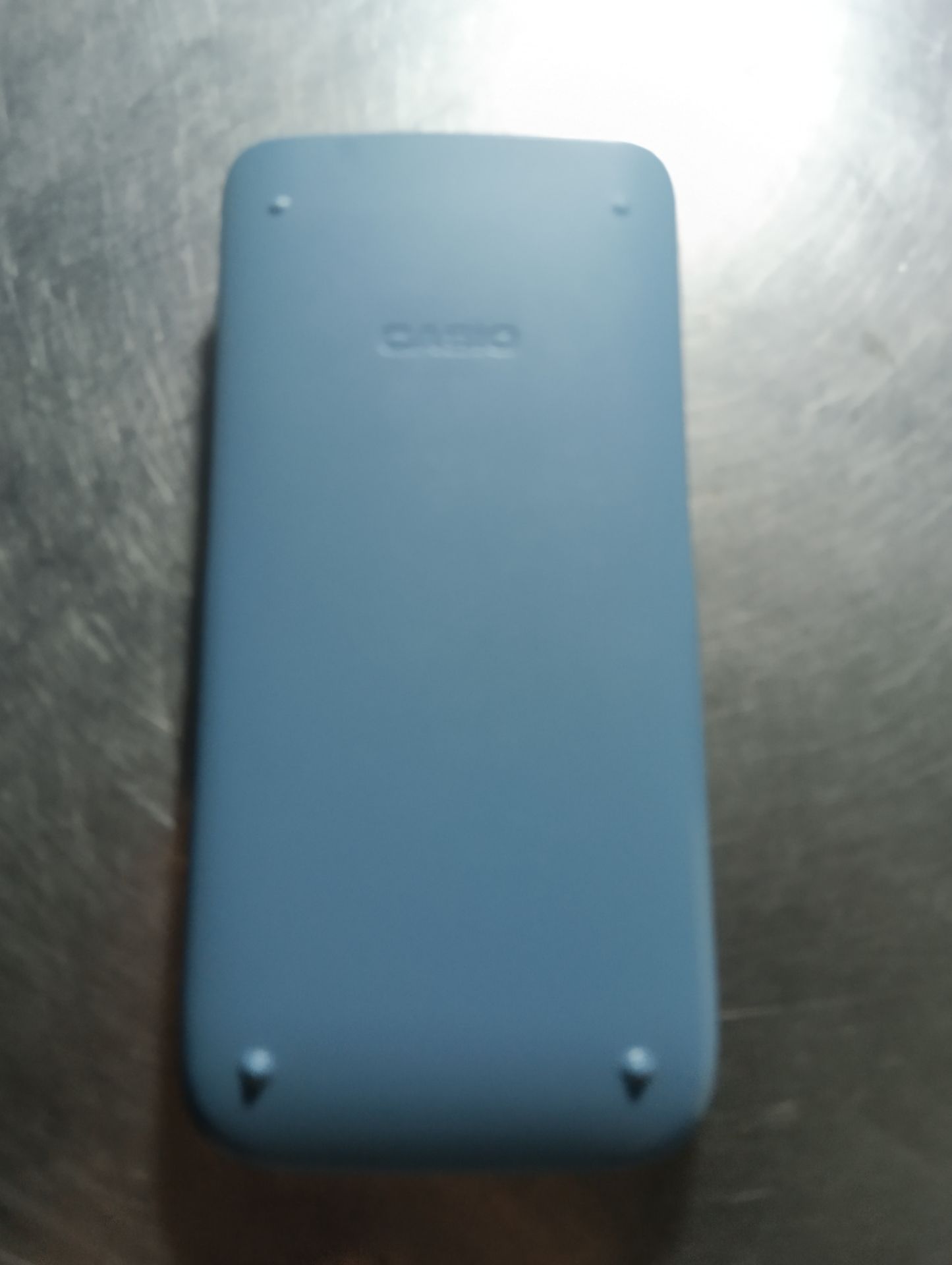 Hàng chính hãng (kích hoạt bảo hành qua app Bitex), giao nhanh (tối đặt, sáng mai có). Mình khui hàng ra thấy có 2 hộp đựng, hộp bên ngoài OK, tới hộp đựng đựng máy tính mình thấy khác so với review của mọi người và không thấy Phiếu bảo hành trong hộp. Tưởng hàng giả nên mình báo CSKH. Nhờ Tiki chỉ mình mới an tâm cào nhũ chỗ mã QR để kích hoạt bảo hành online. CSKH nói nếu kích hoạt BH được nghĩa là hàng chính hãng và mình đã kích hoạt thành công. Mọi người cứ an tâm chốt đơn đi nhé, hàng thật 100%, đợt này mình mua sale giá 660.900đ và được tặng 2 cây bút Pilot