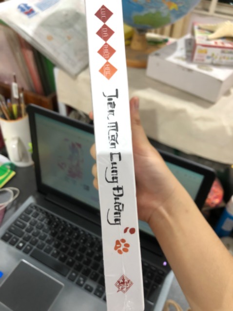 Bọc seal kín kẽ, giao hàng nhanh. Hộp gói hàng không móp mẻ gì, shipper lại thân thiện nữa, mình rất hài lòng.

Mình nghe review về bộ này khá là tích cực, nào là viết về đồ ăn rất ư là no con mắt, truyện dễ thương, lại gặp sale nên bấm bụng chốt đơn luôn. ☺️