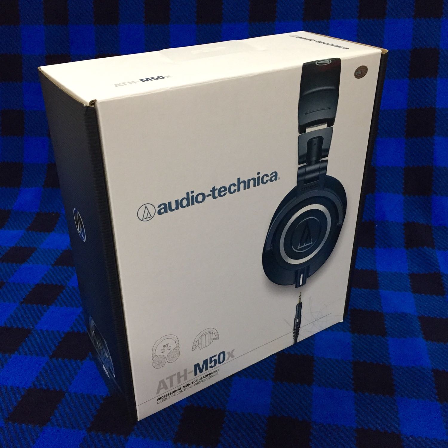 Sản phẩm giao rất nhanh, đóng gói cẩn thận. Hộp sản phẩm không bị trầy xước hay móp méo, nhìn rất đẹp và giá trị.
Hàng chính hãng có tem SynStyle nên rất yên tâm. Tất cả phụ kiện đều có tem bảo hành và đầy đủ 3 cáp kết nối. 
Đây là quà sinh nhật của vợ tặng mình nên cực kỳ hạnh phúc! :)