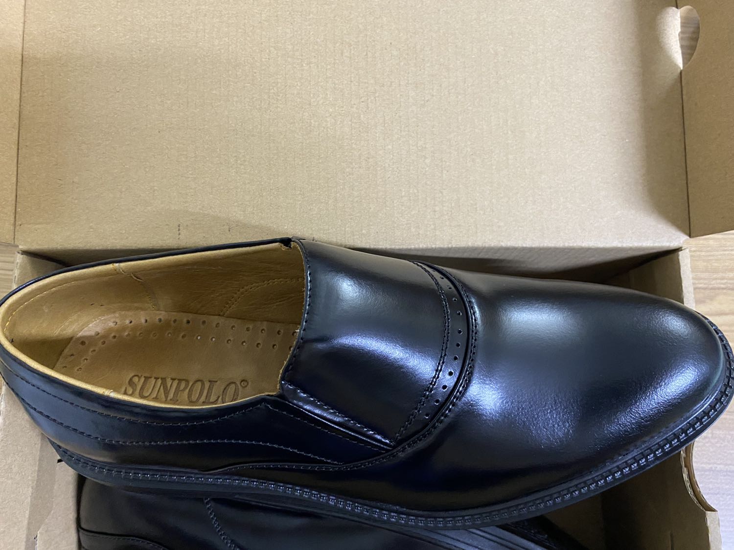 Phải nói rất đẹp rất bóng bẩy đúng giày tây lịch thiệp, da bò thật và rất đẹp, đế giày dày dặn, đường may mũi chỉ đẹp và chắc, 5 sao nên trải nghiệm