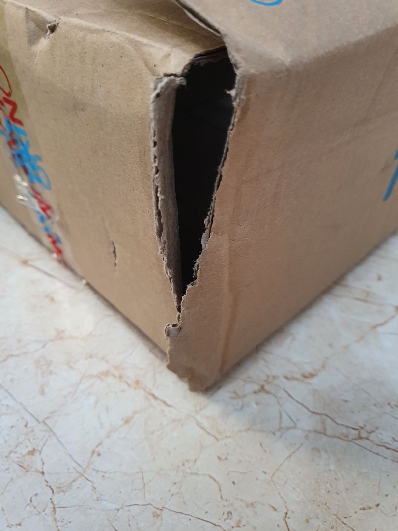 giấy ok ko có gì phải nói nhưng Tiki giao đến sao bị rách cái hộp và bao bọc giấy bên trong nữa. nhìn mất cảm tình ghê! giấy ok ko có gì phải nói nhưng Tiki giao đến sao bị rách cái hộp và bao bọc giấy bên trong nữa. nhìn mất cảm tình ghê!