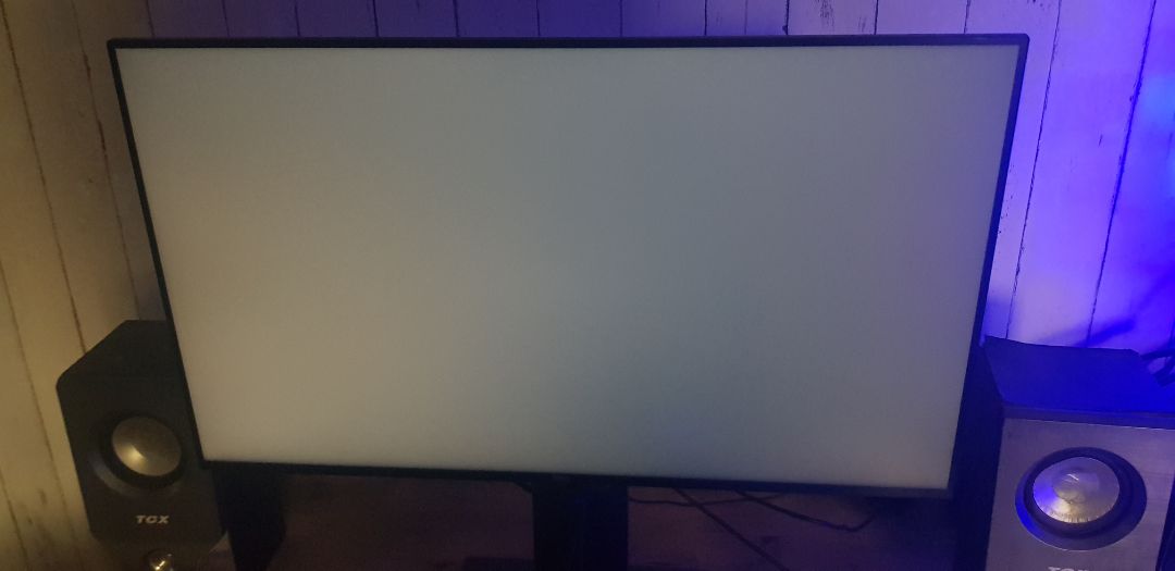 Hôm trước vừa vào đặt thấy có tikinow hôm sau đặt thì k thấy nữa, gọi điện hỏi tổng đài thì bảo k sẵn hàng. Đành đặt giao thường thì hẹn 5 hôm sau mới có. Đùng cái tối đặt chiều hôm sau lại giao luôn k kịp trở tay :))
Màn thì hình như của mình k bị hở sáng
Check bảo hành thì 1/5/2*** tháng luôn :))
Nói chung lần đầu mua hàng tiki k ngờ giao hàng nhanh như vậy, chưa đc dùng tikinow k biết thế nào chứ giao thường thế này nhanh hơn mấy trang thương mại khác rất nhiều