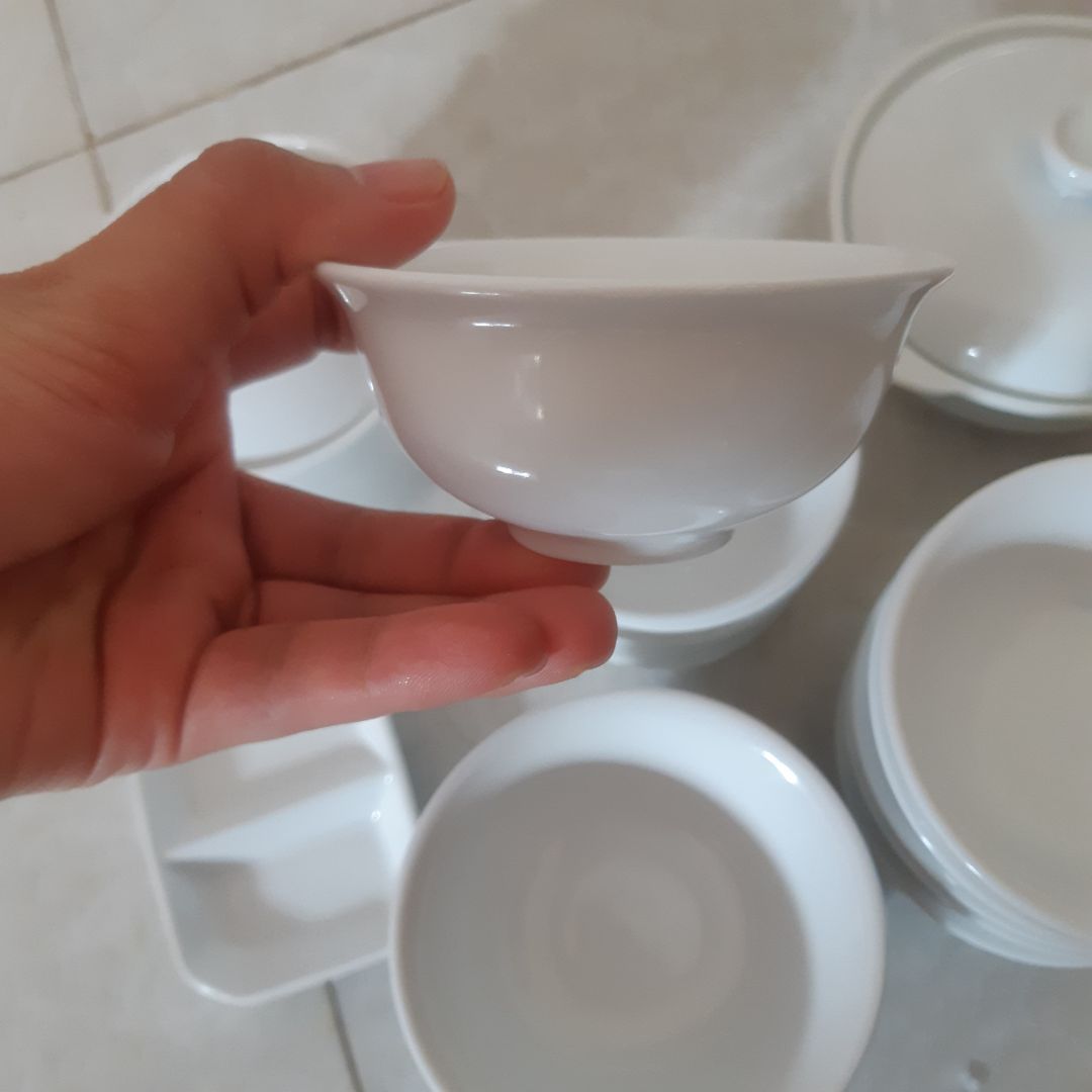 Bát đựng nước chấm ok, lòng bát sâu loe, lượng đựng khá thoải mái nhé