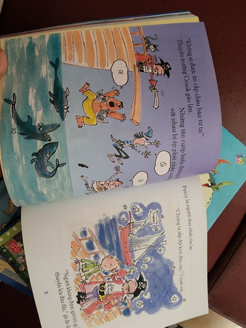 Sách có hình minh họa sinh động, màu sắc bắt mắt. Nội dung chữ vừa phải, thích hợp với các bé nhỏ.