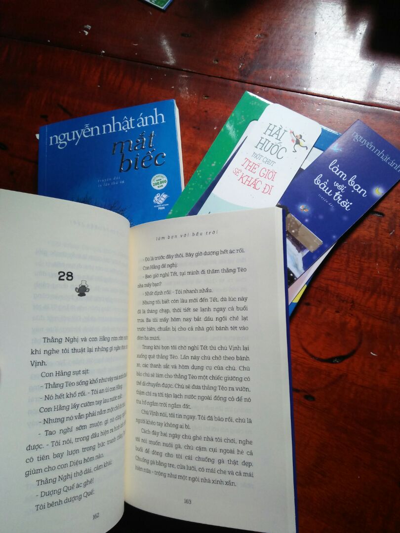 Sách và quà giống như trong ảnh. Chất liệu sách tốt, đẹp, nội dung thì mình chưa đọc nên chưa nhận xét nhưng mà tác phẩm của Nguyễn Nhật Ánh chắc chắn tuyệt vời rồi. Giao hàng đúng hẹn, quà tặng thú vị!!...? Tóm lại là tui rất ưng