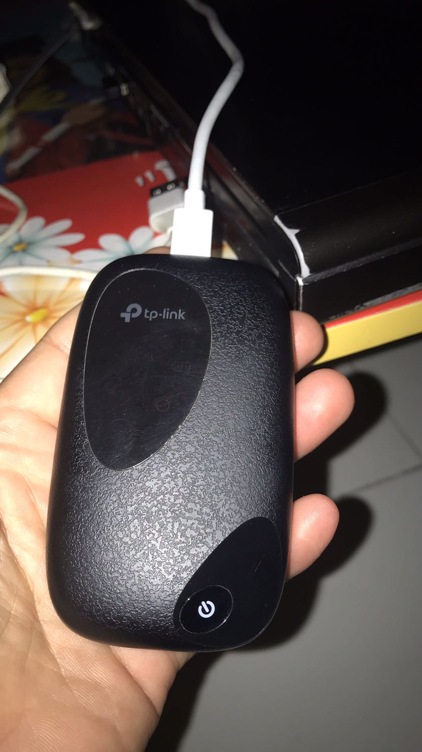 Sau khoảng thời gian thực tế dùng sản phẩm này (khoảng 2 ngày ) . Xét về vấn đề bắt sóng và phát sóng khá ok, quản lý user qua app tốt . Tuy nhiên có 1 vấn đề khá xấu là pin của sản phẩm không thể sạc đầy chỉ dừng ở khoảng 80-88% , dùng được khoảng 3 tiếng phải sạc.