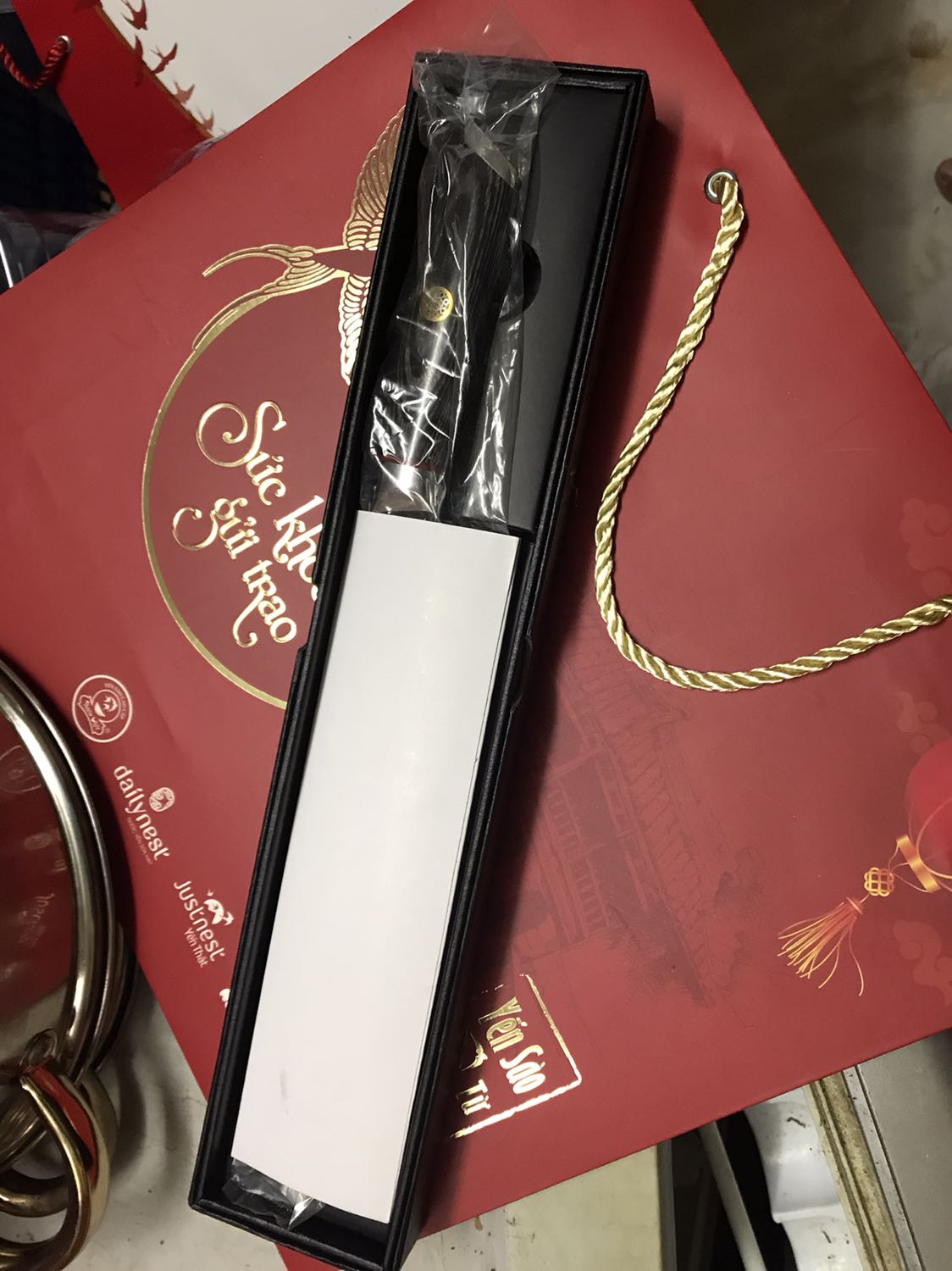 Đóng gói rất đẹp, dao sắc, cân đối giữa cán và lưỡi dao, cầm rất dễ thao tác, rất tốt với mức giá.