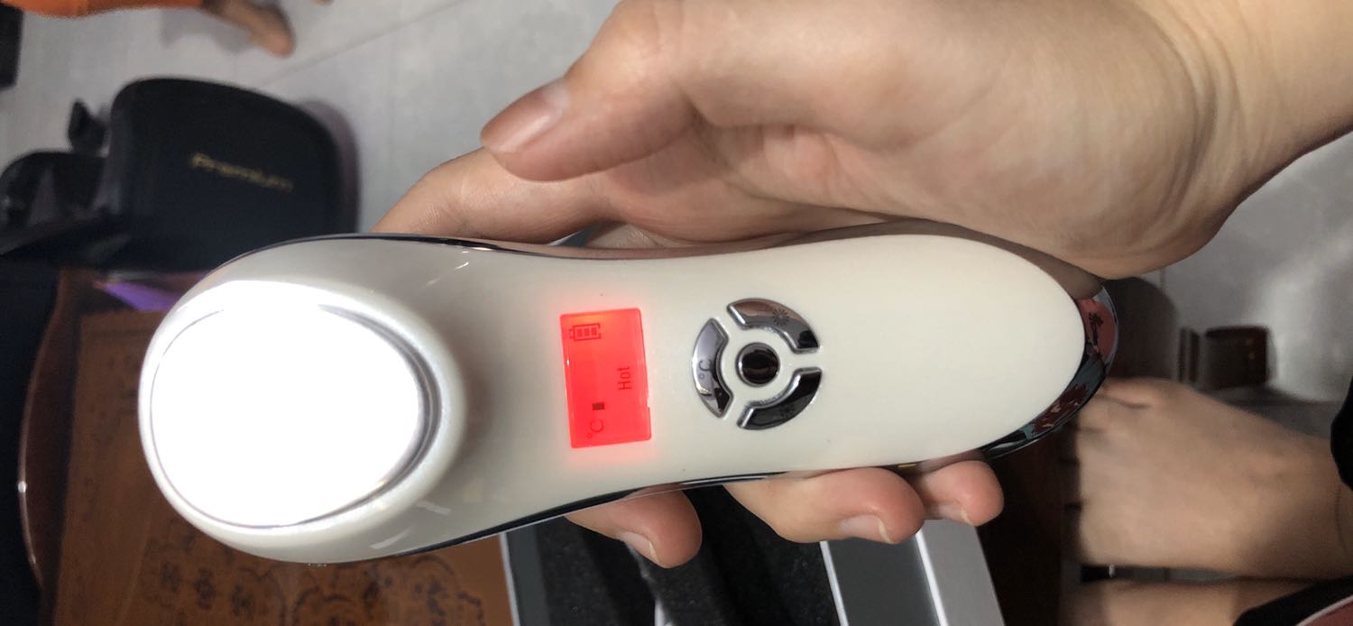 Sản phẩm trên cả sự mong đợi, chế độ nóng và lạnh đều rất ok, được tặng kèm bút masage, run mạnh đưa lên mặt quá đã. Với giá tiền này thì quá tuyệt vời. 
Thanks tiki và shop rất nhiều