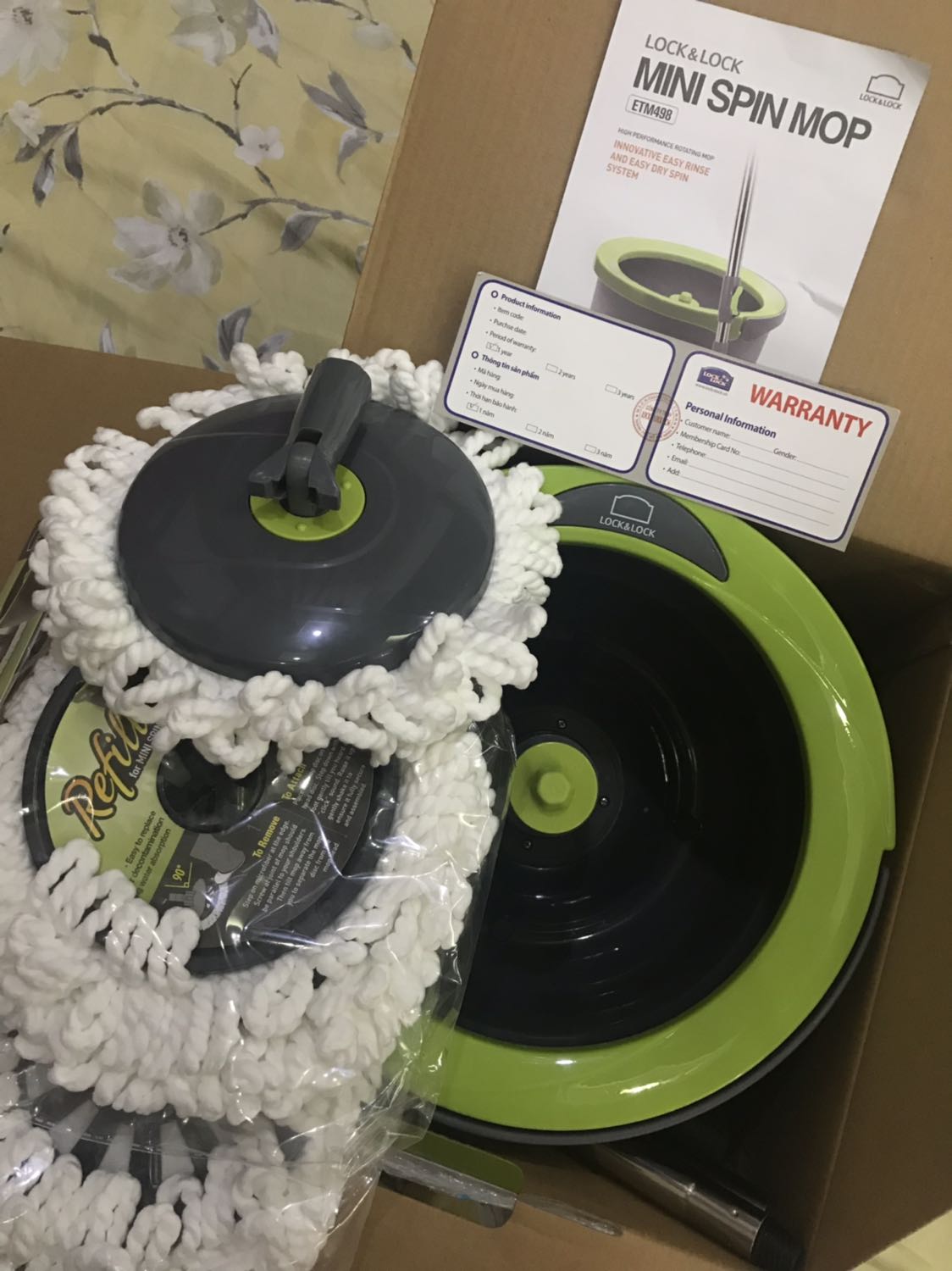Mình mua được giá tốt 399k tặng thêm 2 bông lau. Tổng có 4 cái bông lau thay ^^ hàng gói cẩn thận, bên trong đẹp... không khác với siêu thị mà giá tốt hơn. 

Lock&Lock có 2 mẫu thùng này lận. Loại màu xanh nhạt thì rộng hơn xíu, bông lau to hơn loại này. 

Nói chung cả 2 đều ok. Bạn nào thích bông lâu dầy, thùng màu sáng để siêng vệ sinh thì nên chọn mẫu xanh nhạt. Ngược lại thì chọn màu này nhé ^^