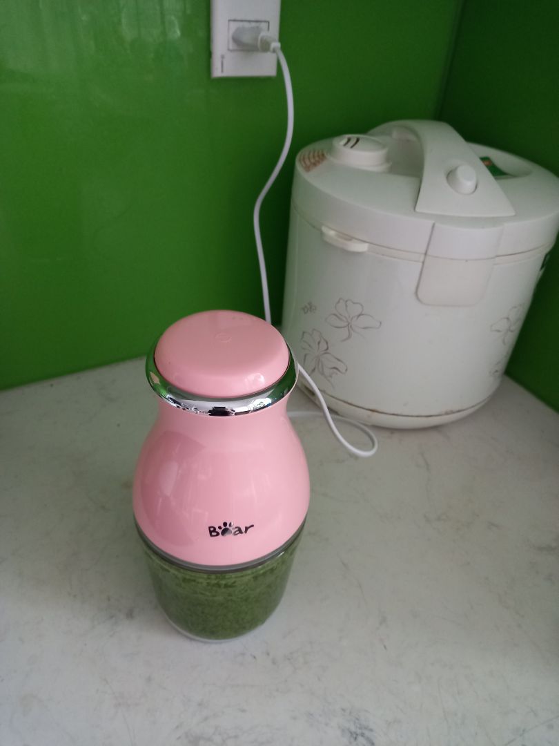 Máy xay cute dễ thương, to hơn mình nghĩ. Vì là máy xay mini nên công suất không quá mạnh. Dùng xay rau củ mềm mềm là ok.