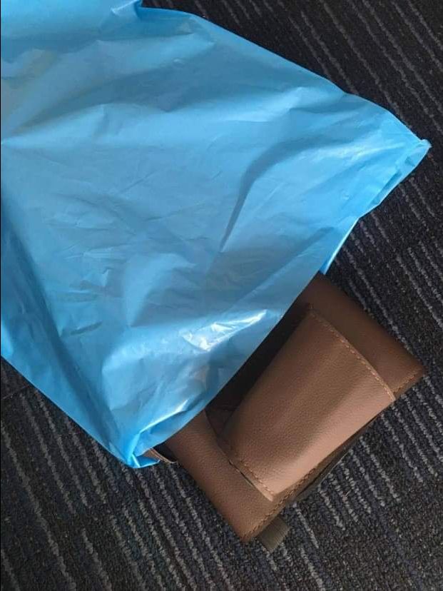 Nhận được hàng vài bữa rồi giờ mới có thời gian đánh giá cho shop. Mình đổi màu nhưng shop vẫn vui vẻ đồng ý :3 chất lượng da của sản phẩm ổn, không có mùi hôi nồng. Túi dễ lắp lên ghế và dễ dàng cố định chắc chắn, túi chông được nước mà ngăn điện thoại hơi nhỏ nên mình không để được.