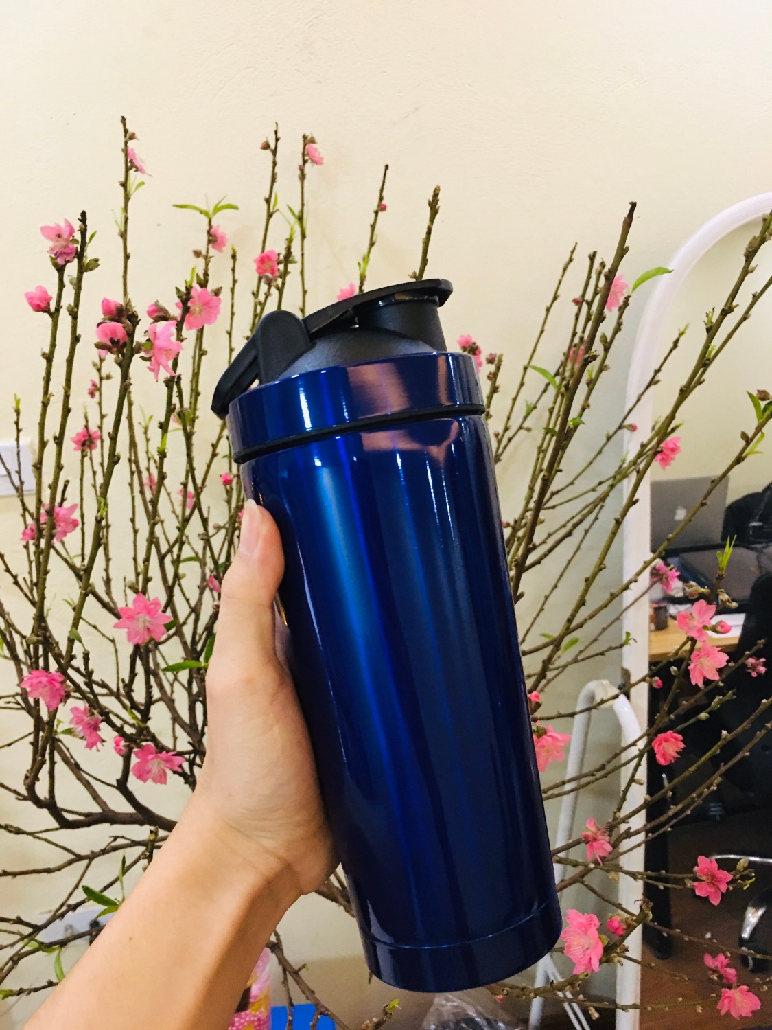 Bình Lắc Pha Chế Shaker Tập Gym Inox Có Giữ Nhiệt Chính Hãng
Bình Lắc thiết kế thể thao rất bắt mắt, dung tích quá ư là đủ cho 1 người tập gym
mà lưu ý các bạn nha, khi mình lắc để nước không bắn thì phải nghiêng bình nhẹ để nước tràn đầy mép nắp của bình, nó choáng đầy lỗ không khí thì khi lắc mạnh thì nước sẽ không bắn, không phải di bình lỗi mà do các bạn chưa biết cách lắc thôi
nếu mà không nghiêng bình 180 độ để nước bít hết lỗ khí mà lắc luôn kiểu gì cũng bị bắn nước đo
shop chu đáo
giao hàng nhanh, người giao hàng thân thiện
chắc chắn sẽ ủng hộ miDoctor nếu có cơ hội ạ