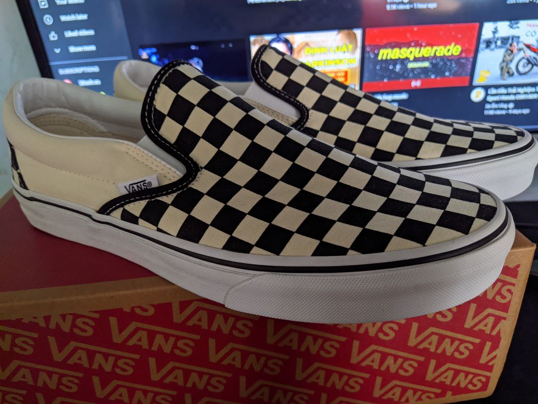 Đóng gói chắc chắn, hộp ko bị móp nhưng giày có tí bụi và một vết lõm nhỏ ở đế, bên trong dư vài sợi chỉ, màu của giày hơi sẫm hơn so với trên ảnh. Còn lại rất ok.