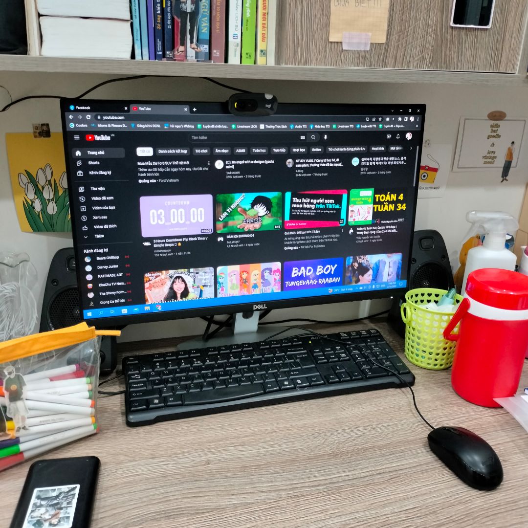 Hình ảnh đẹp nhưng rất tiếc không có cổng VGA nên phải trang bị thêm cáp chuyển đổi VGA sang HDMI làm tốn thêm 4***. Các bạn cần tìm hiểu kỹ các cổng tín hiệu có những gì trước khi mua để đở tốn thêm tiền, tóm lại là hài lòng.