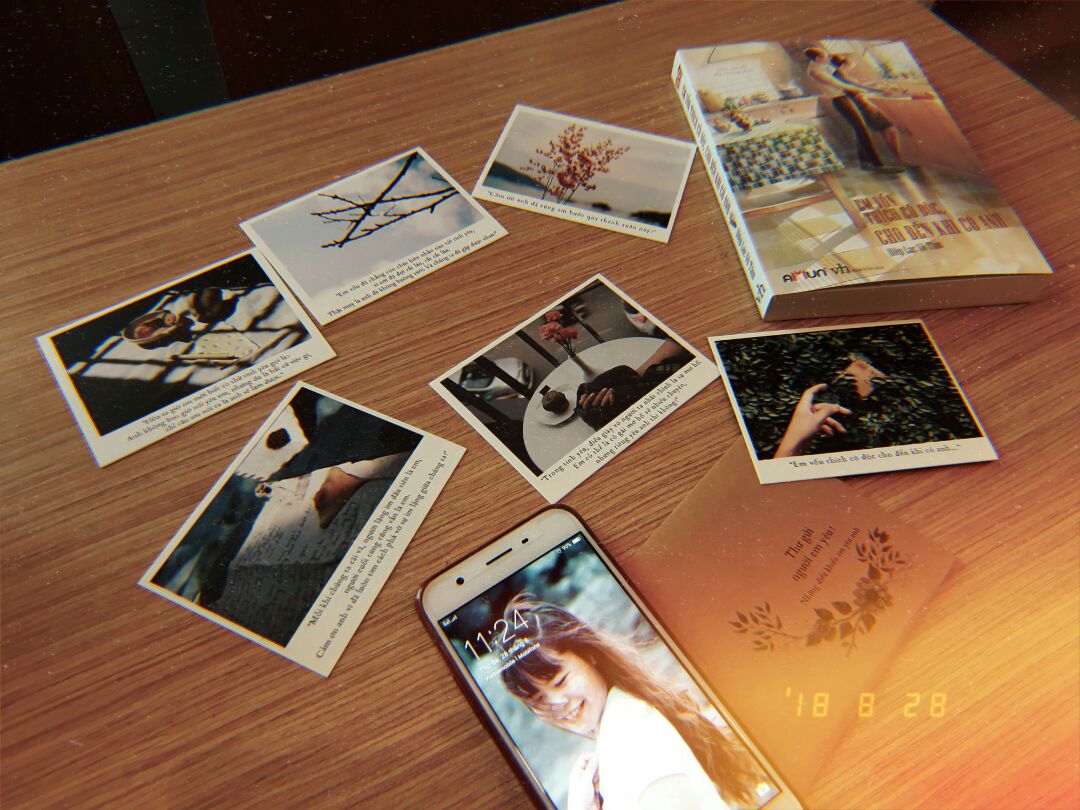 -TIKI: Giao hàng đúg giờ và nhanh ??. Shipper giao hàg trực thuộc tuyến Q12 siêu siêu dễ thươg ?, nói chuyện dễ thươg dễ nghe mà rất nhiệt tình. Bưu kiện hết 61k nhưg mình đưa 70k vì k có tiền lẻ thối lại cho mình 9k mà anh shipper bo luôn chỉ lấy 60k hâhhah ?. Mình thay đổi chổ nhận hàg nhưg vẫn nhiệt tình dù giao hàg giấc trưa nắg nóg dễ cọc, như shipper ở cty khác chắc mình bị mắg te tua tội "đàyngườita" ?
-SÁCH: Nội dung dễ thươg, hơi drama, hình vẽ cũg siêu dễ thươg luôn, quà tặg kèm chất lượg lắm nhe, mấy mẹ có crush ai thì tận dụg quà tặg kèm đi nha, à mà tận dụg vài câu sến súa trog sách post thính lên facebook cũg câu lắm, nhớ ghi nguồn để cảm ơn tác giá hâhhah ? Sách được gói kĩ, chau chuốt từg góc cạnh. Nói chug là CỰC THÍCH ? vậy nha. Tui đọc tiếp đây mấy ông. ???
#emvonthichcodocchodenkhicoanh 
#tiki