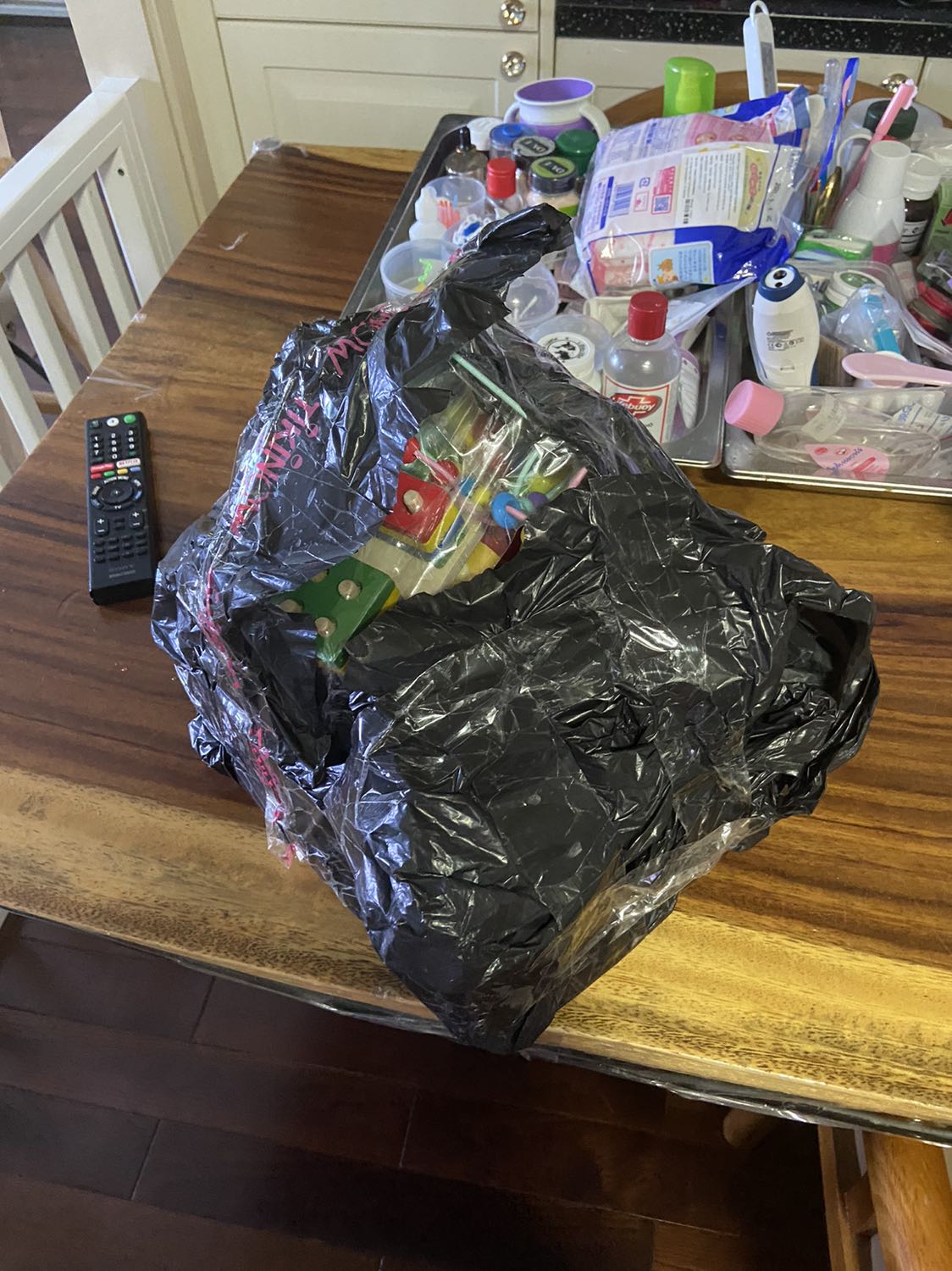 Đóng gói khá là sơ sài, các sản phẩm được cố định bằng băng keo dán thẳng lên hộp và màng bọc của sản phẩm luôn. Một số cái hơi dơ nhìn như mối mọt và có cái bị tróc sơn nữa.