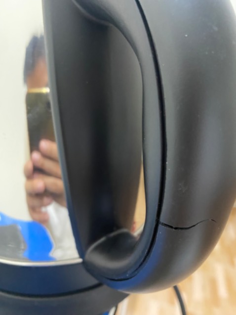 Hàng bị lỗi bể quai nhựa vênh tay cầm quá tệ